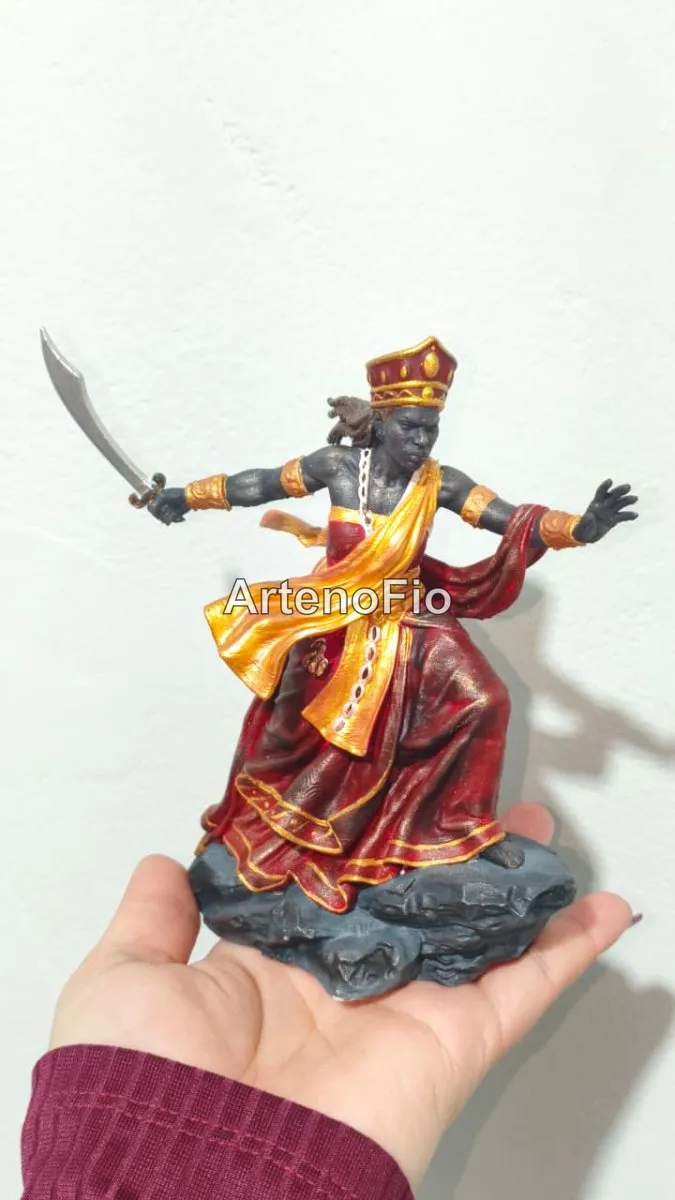Imagem de Iansã pintada à mão com vestes vermelhas e douradas empunhando espada em impressão 3D