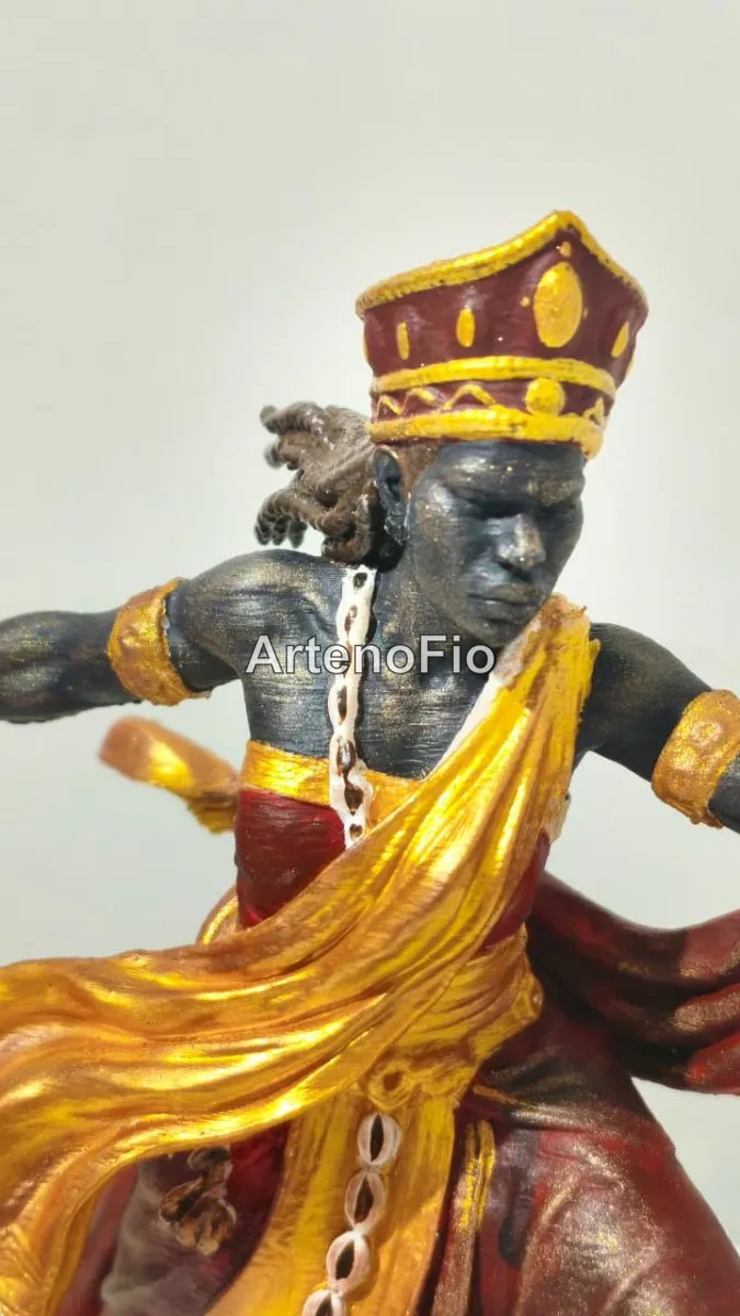 Imagem de Iansã pintada à mão com vestes vermelhas e douradas empunhando espada em impressão 3D 2