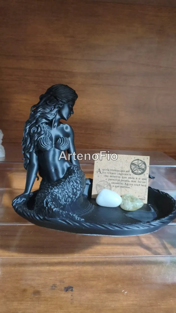 Imagem decorativa e ritualística de sereia preta em resina reclinada sobre base de concha Arte no Fio 2