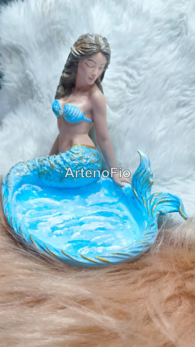Imagem decorativa de sereia em resina pintada à mão em tons de azul e dourado sobre base concha Arte no Fio 3